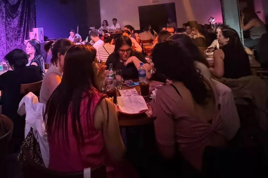 es la imagen del lugar en donde diferentes personas están sentadas