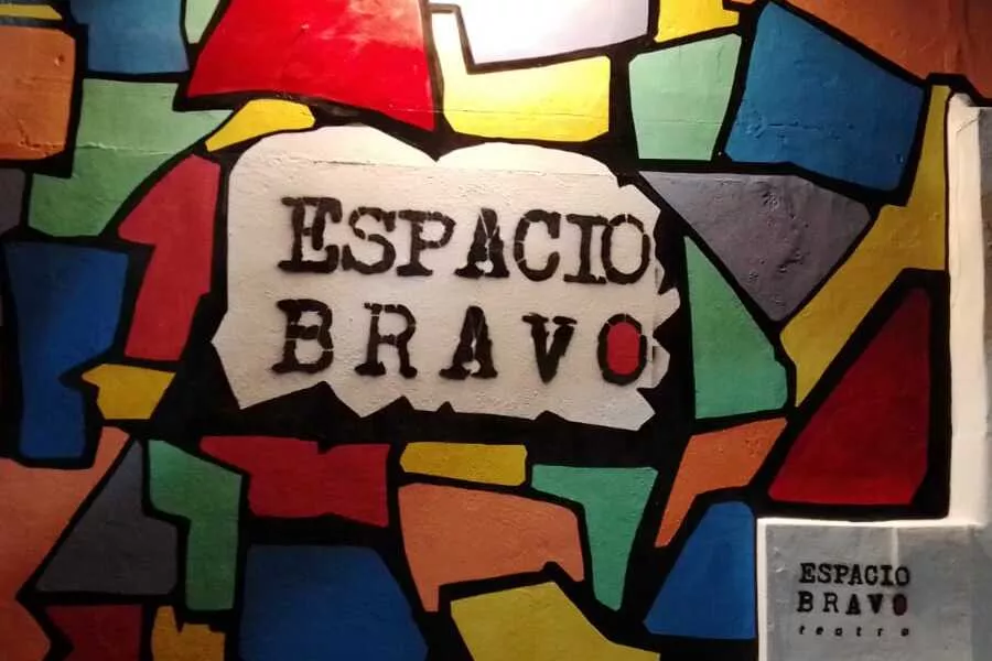 es una imagen del frente del teatro, con el nombre y con unos cuadrados de diferentes colores