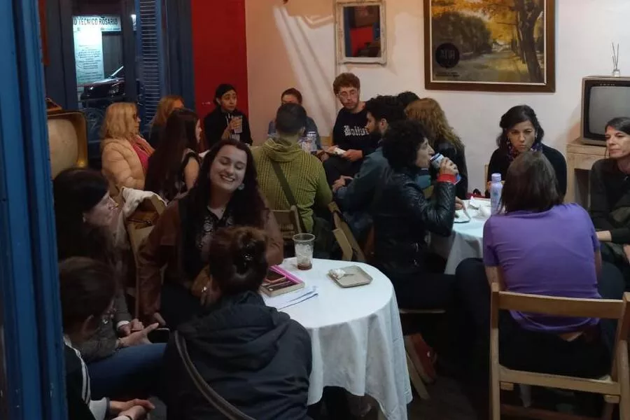 Es la imagen de un espacio en donde diferentes personas toman bebidas y charlan