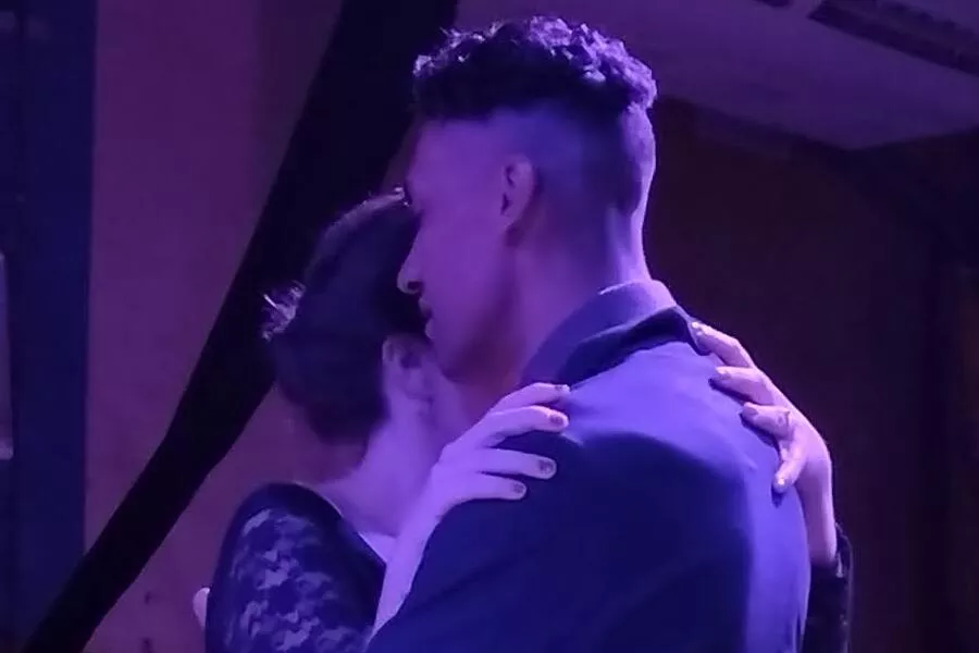 es la imagen de una pareja bailando tango 
