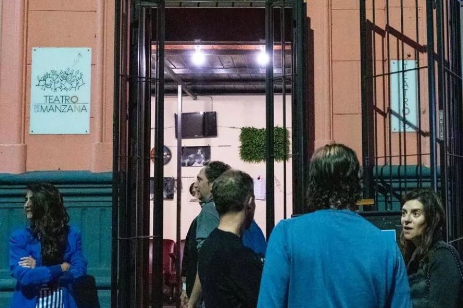 Es el frente del teatro la manzana, en donde se observa a diferentes personas esperando para entrar a una función