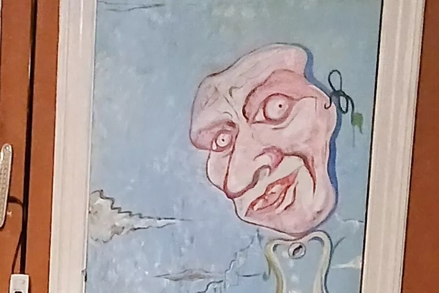 es la imagen de una pintura que está presente en el teatro. La misma es de una figura abstracta de un ser humano