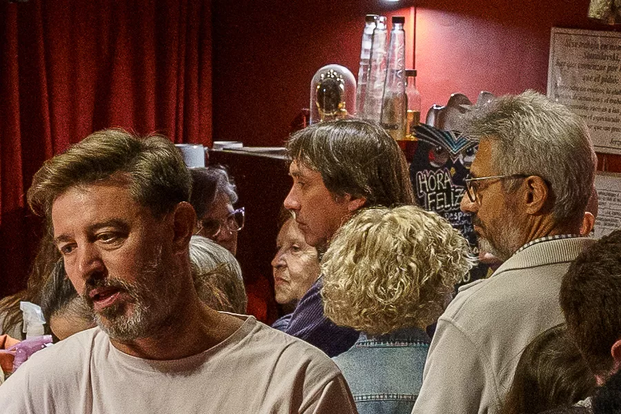 es la imagen del interior del teatro donde hay diferentes personas conversando 
