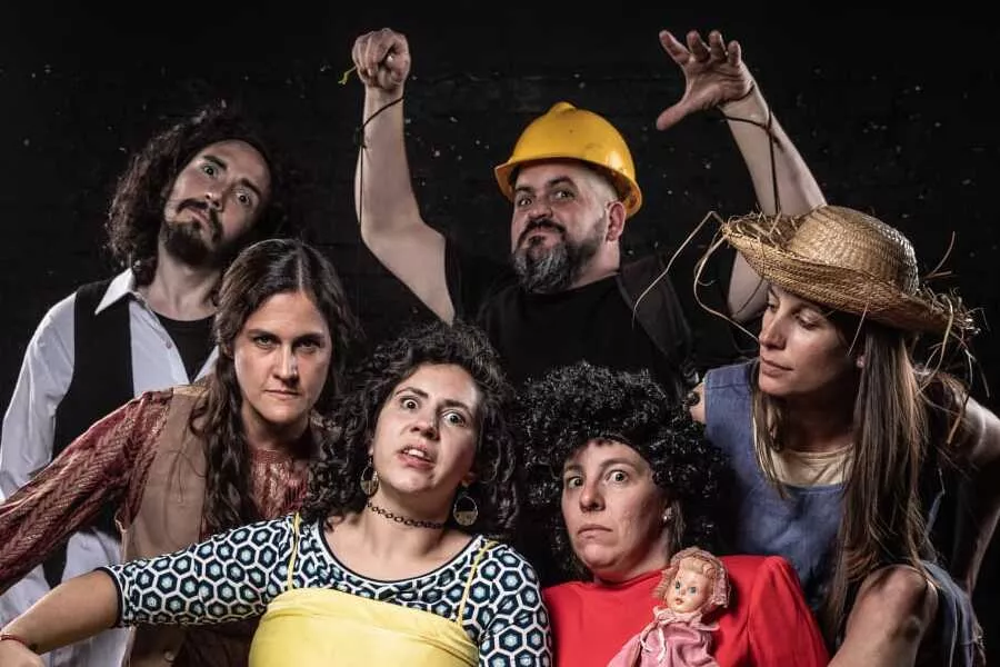 Es la imagen de diferentes actores y actrices retratando características de sus personajes
