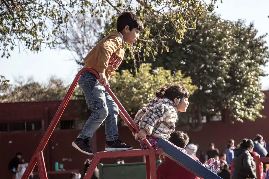 niños jugando en un tobogán