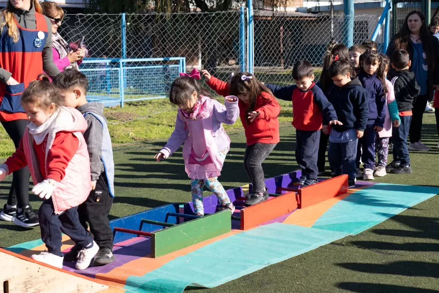 niños saltando