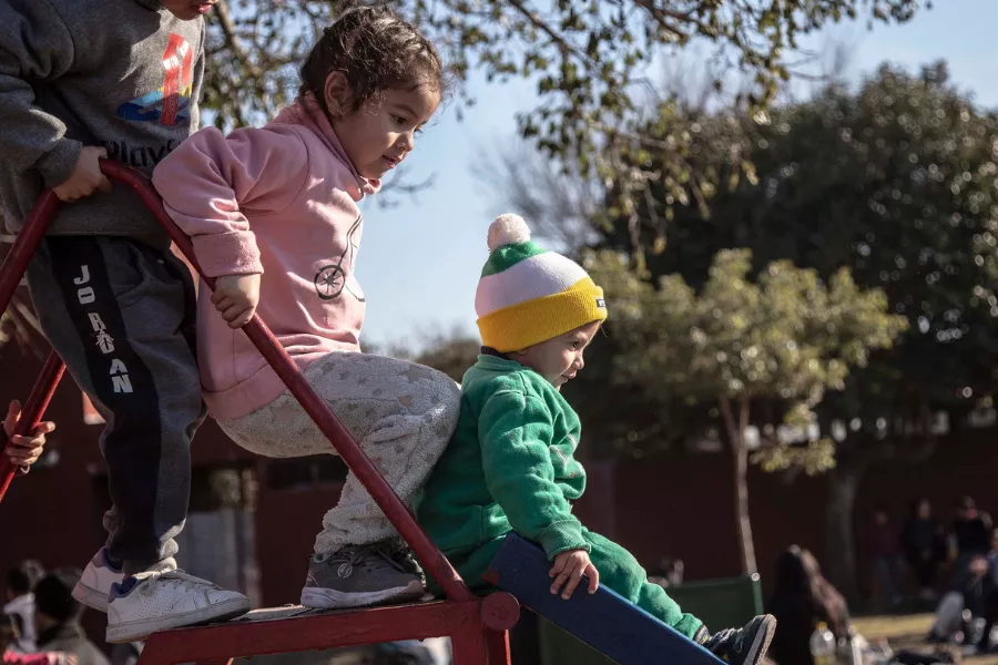 niños jugando en un tobogán