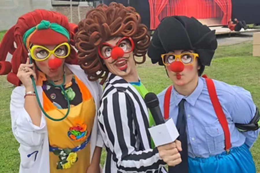 Tres personajes con grandes pelucas y nariz de payaso