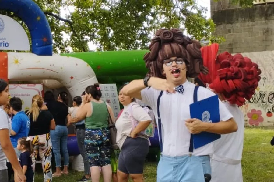 Animador de show con familias de fondo
