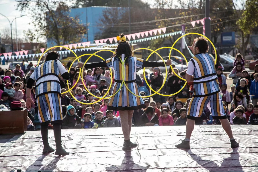 tres payasos con aros saludan al público