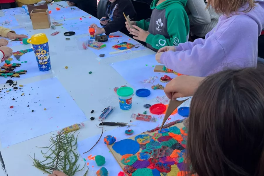 Niños en el taller creativo