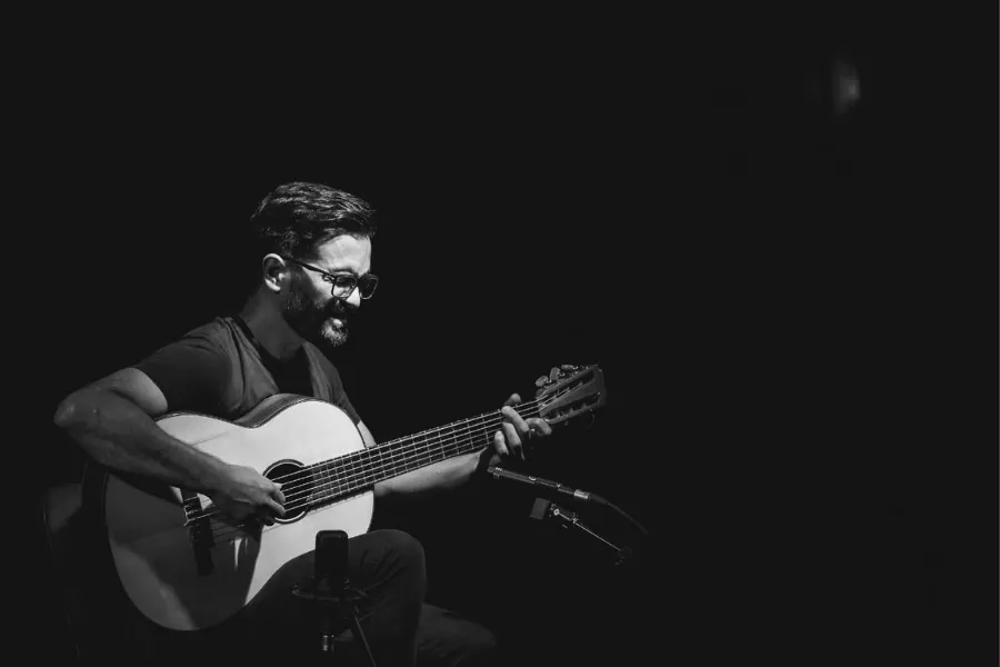 Solista de la asociacion tocando. Foto en blanco y negro