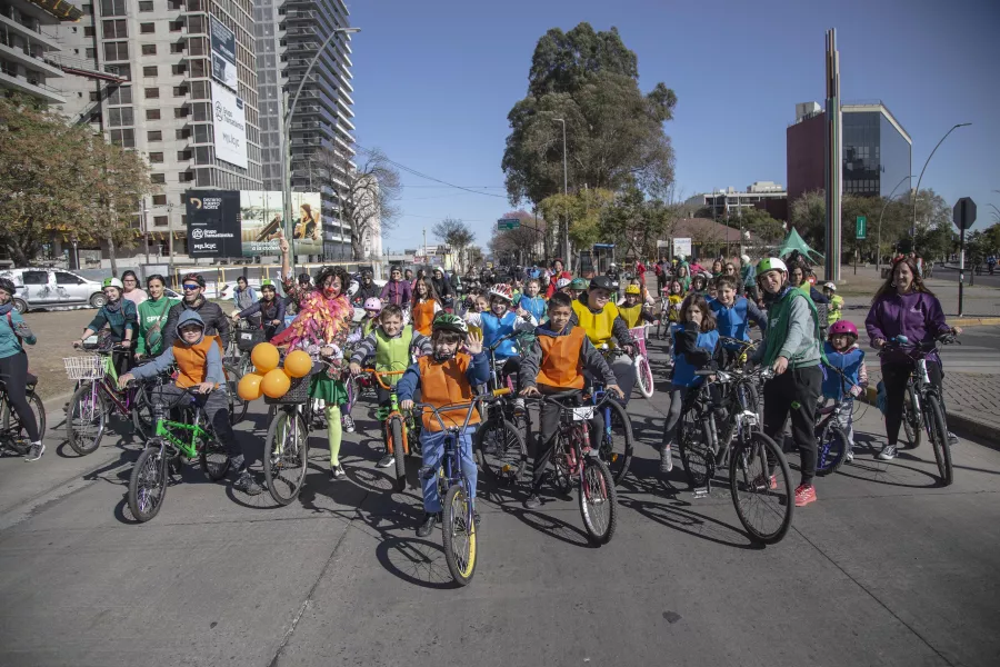 niñas y niños en una bicicleteada