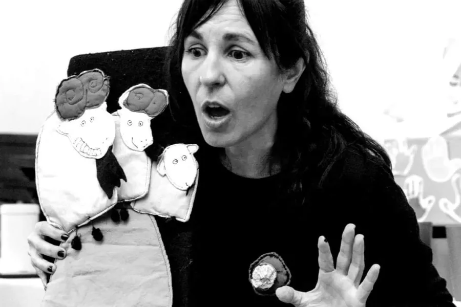 mujer contando una historia con títeres