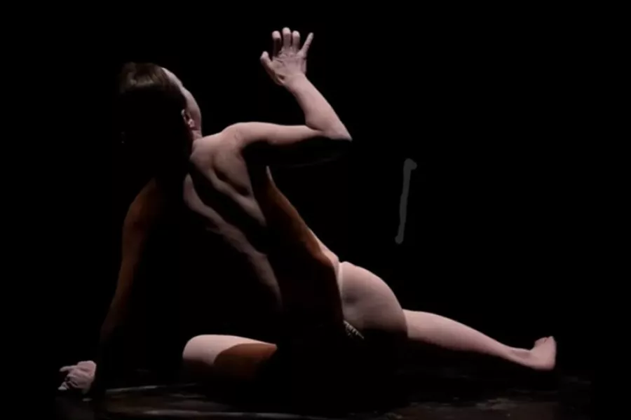 silueta de Makiko Tominaga sobre el escenario