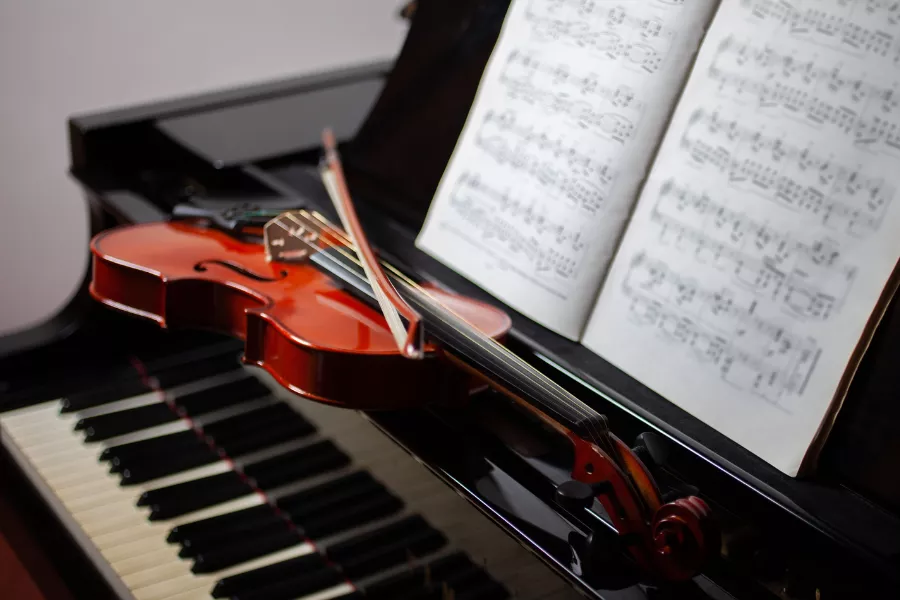 un piano un violin y unas partituras 