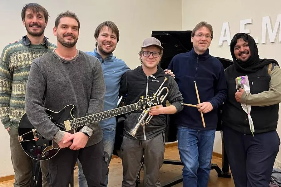 es la imagen de un grupo de músicos con distintos instrumentos