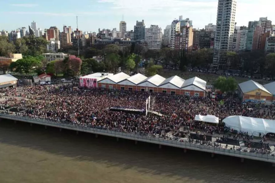 Es la imagen desde un dron de una multitud que disfruta de un día de sol