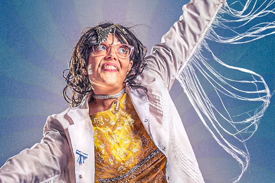 es la imagen de una actriz vestida de profesora mirando al horizonte