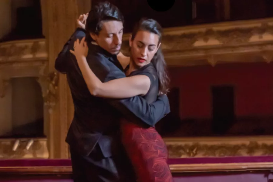 pareja bailando tango