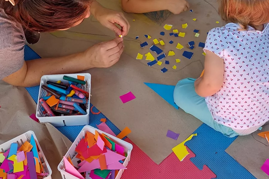Niños jugando con papeles de colores