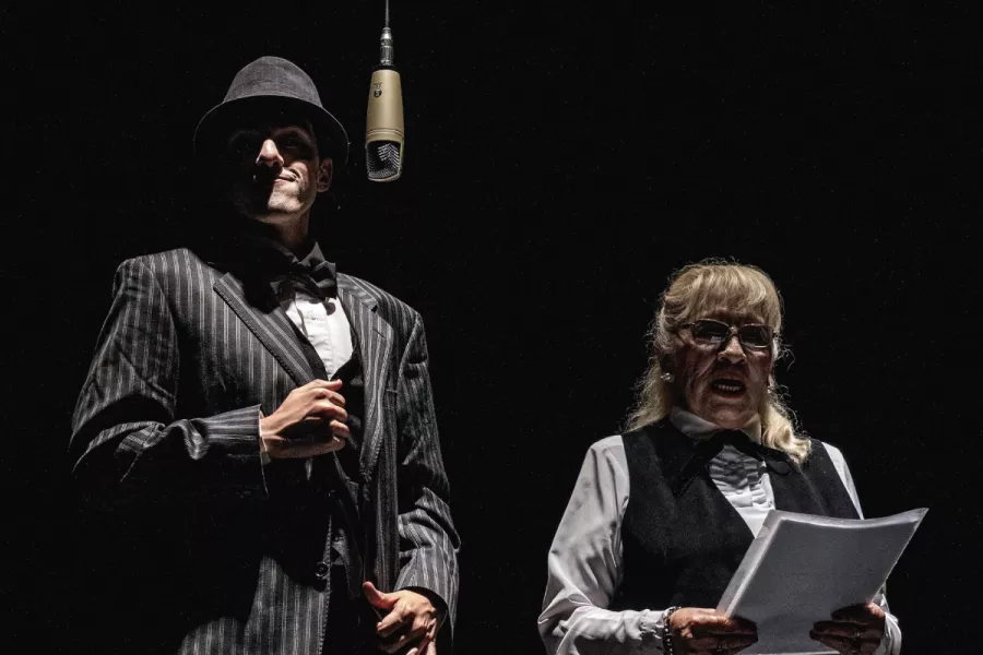 dos actores en un escenario