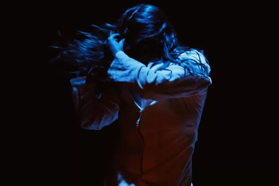 foto de una bailarina improvisando sobre un escenario 