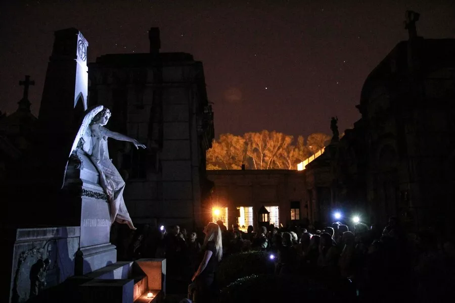 Es la imagen de un grupo de personas observando una estatua