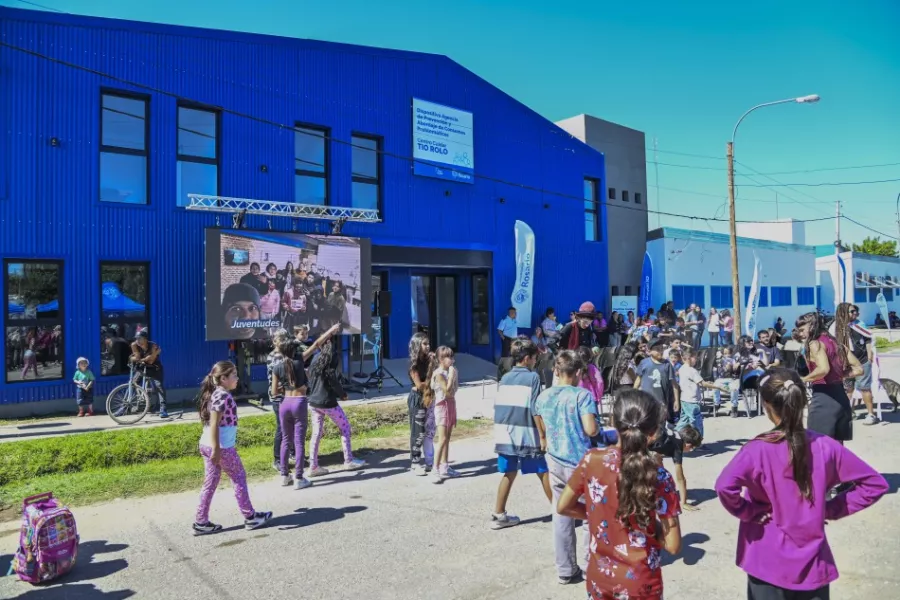 Entrada del centro de salud tío rolo con niños jugando