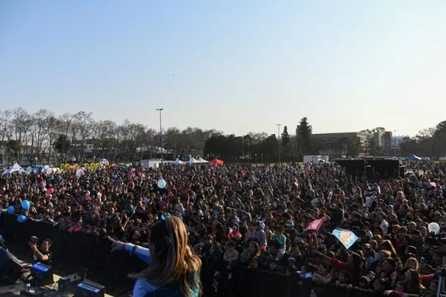 Es la imagen de un escenario con muchas personas presentes
