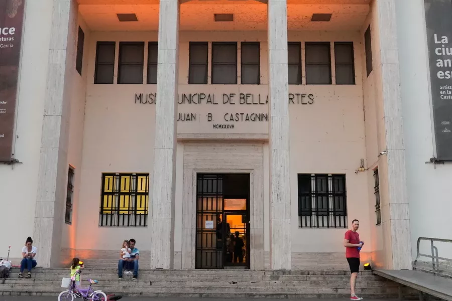 es la fachada del Museo Castagnino. Además, se pueden observar personas que están visitando el lugar