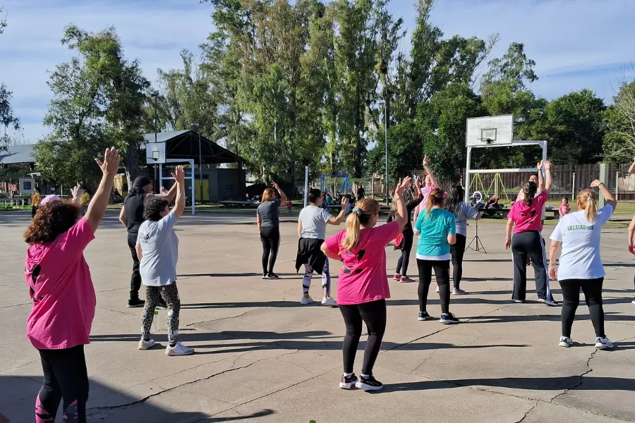 Clase de baile en el Polideportivo Deliot