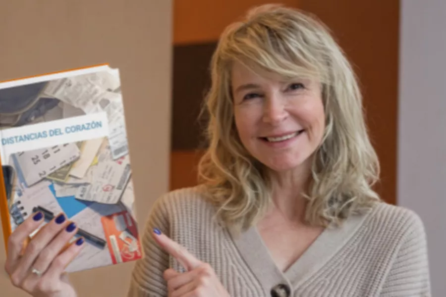 Silvina Scheiner con su libro: "Distancias del Corazón" 
