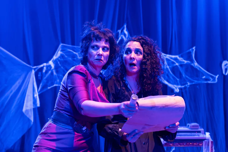 Artistas de la obra de teatro "El Museo esta Embrujado"