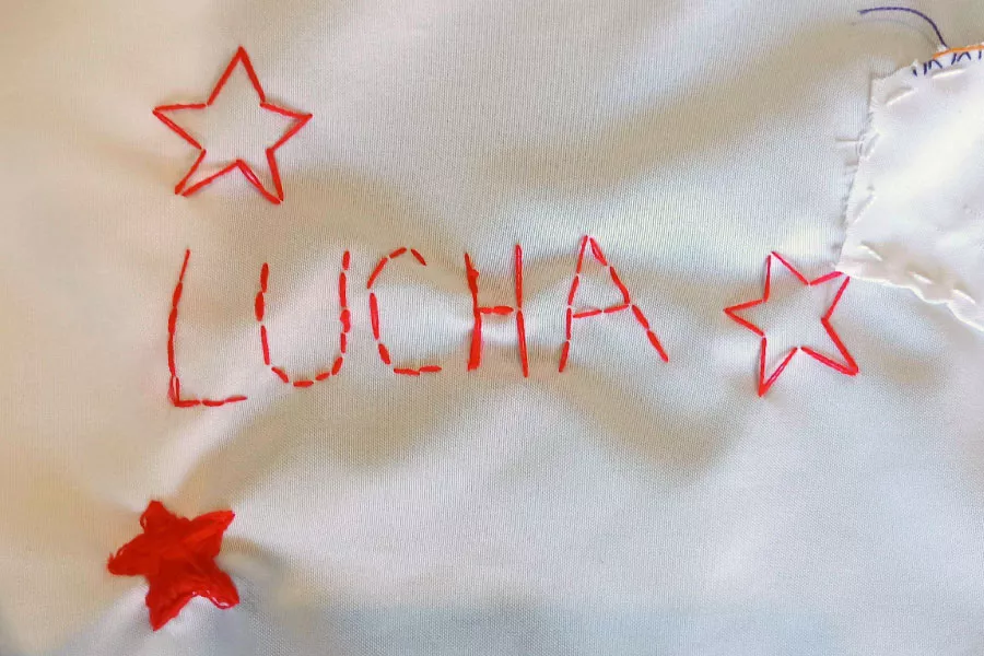 Fragmento de la obra textil colectiva "Zurcir Identidad(Es)
