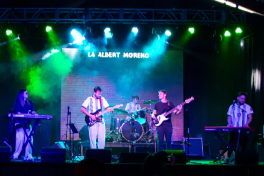 Es la imagen de una banda músical que hace covers de Charly García