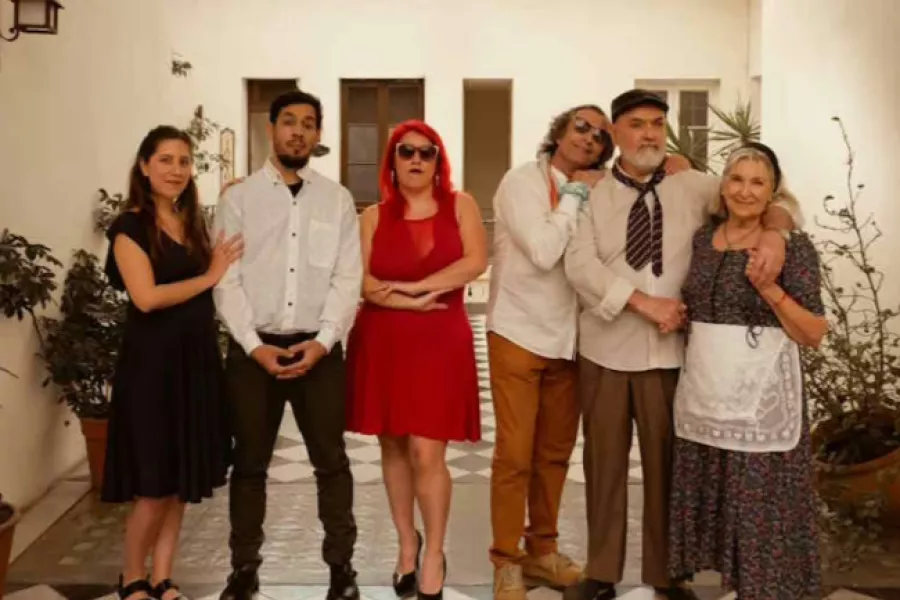 Es la imagen de un grupo de actores y actrices, caracterizados por sus personajes, que posan para una foto