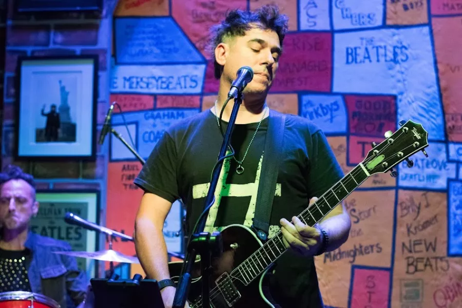 Es la imagen de dos músicos en un escenario