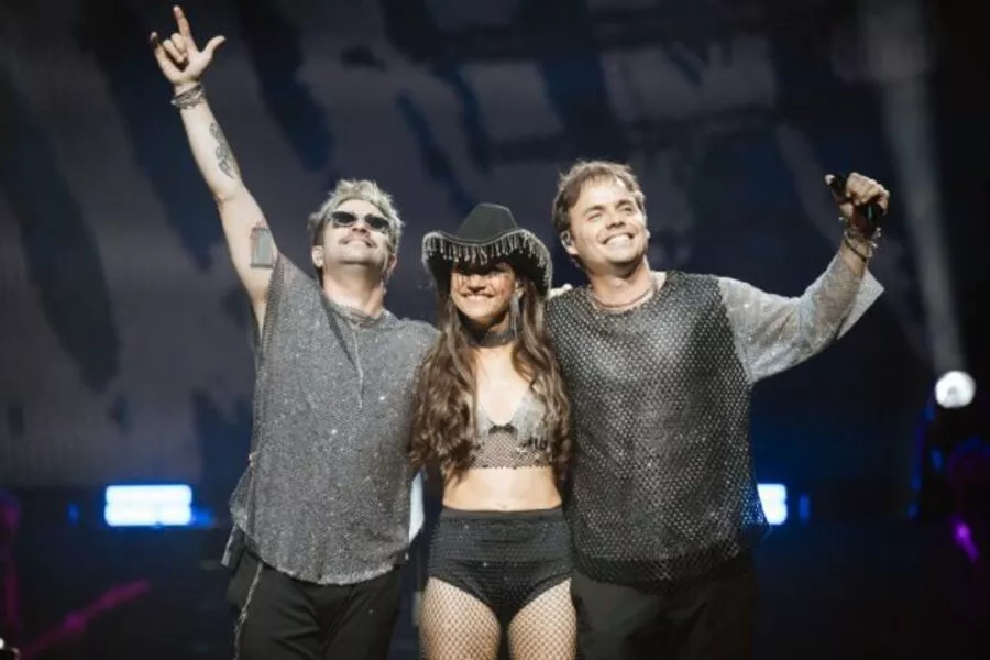 Es la imagen de dos musicos y una musica después de dar un show