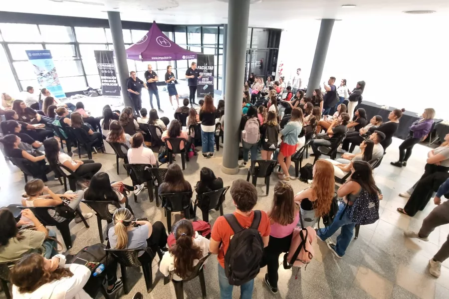 Es una imagen de un grupo de personas reunidas 