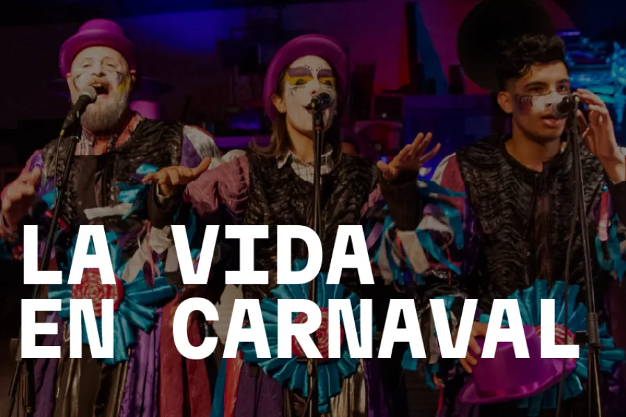 Es la imagen de un grupo de cantantes, vestidos de traje de murgueros y con la cara pintada, como las personas que participan en las murgas