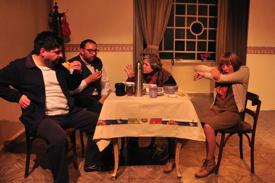 Es la imagen de un grupo de personas actuando en una escena de una obra de teatro