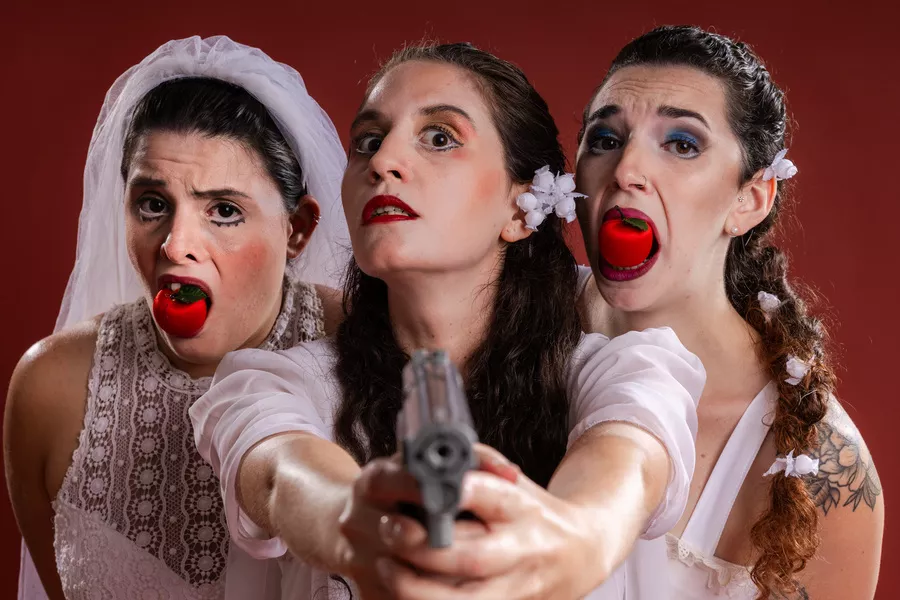 Es la imagen de tres actrices vestidas de novias