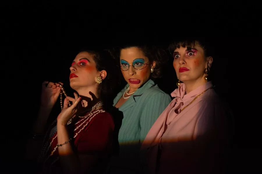 Es la imagen de la actuación de tres actrices