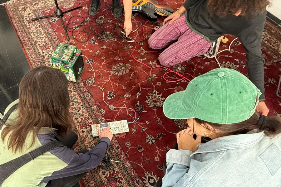 Residentes tocando instrumentos musicales