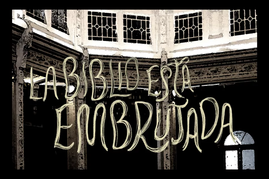 Se lee en mayúsculas: La Biblio está embrujada. Con la imagen de la Sala de lectura Alfredo Lovell de fondo.