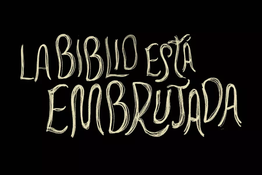 Texto en mayúsculas, en color amarillo con fondo negro, donde se lee: La Biblio está embrujada.
