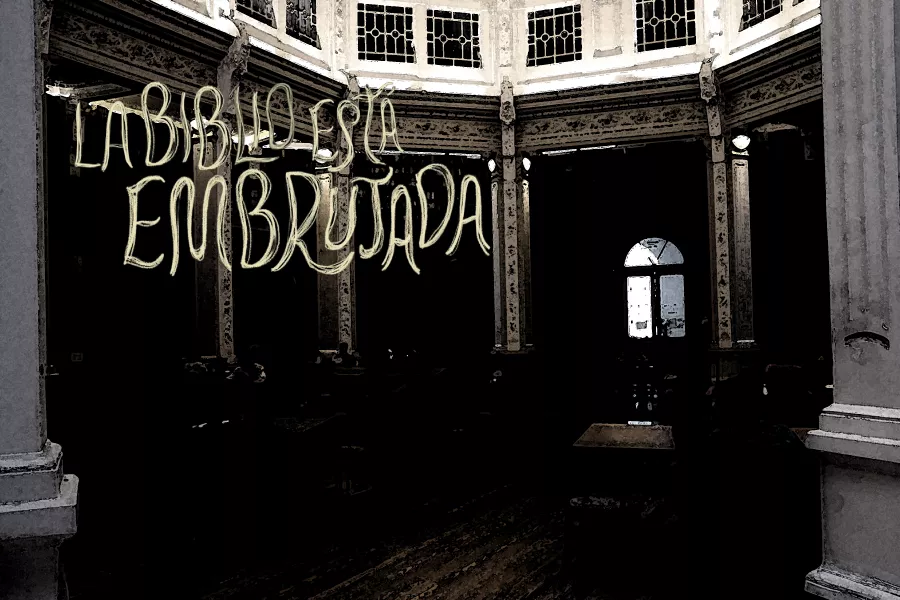 Texto en mayúsculas, en color amarillo con una imagen de la Sala de lectura Alfredo Lovell de fondo, donde se lee: La Biblio está embrujada.
