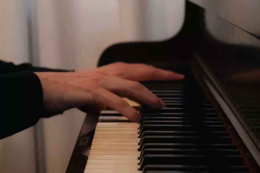 Alumno de la unr tocando el piano