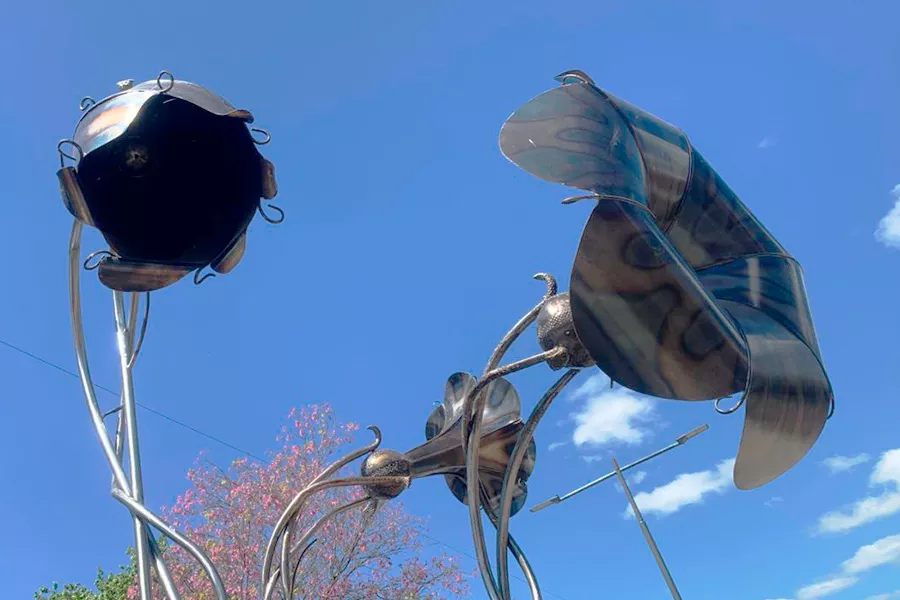 Flores y capullos de metal, juegos sobre las vías en La Isla de los Inventos
